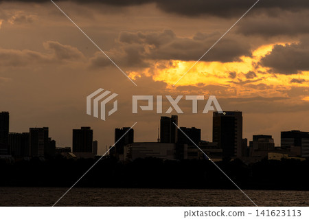 夕陽下的建築物 夕陽下的建築物 141623113