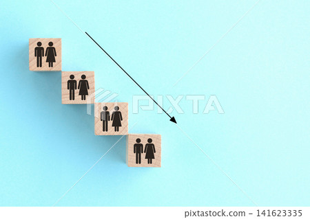一塊磚上印有向下傾斜肩膀的男人和女人的象形圖——象徵著人口減少。 一塊磚上印有向下傾斜肩膀的男人和女人的象形圖——象徵著人口減少。 141623335