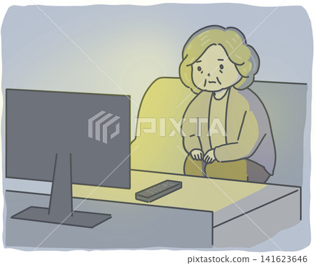 一位老婦人在黑暗的房間裡,茫然地盯著電視。 一位老婦人在黑暗的房間裡,茫然地盯著電視。 141623646