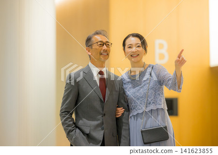 一對中年夫婦前往活動大廳 141623855