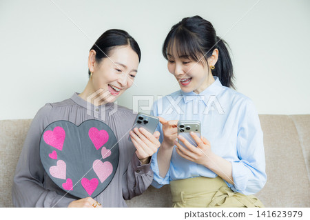 Parent and child who are fans of each other Parent and child who are fans of each other 141623979