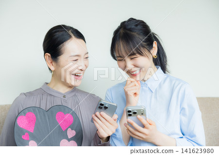 Parent and child who are fans of each other Parent and child who are fans of each other 141623980