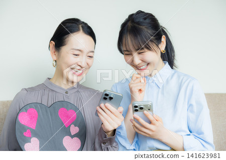 Parent and child who are fans of each other Parent and child who are fans of each other 141623981