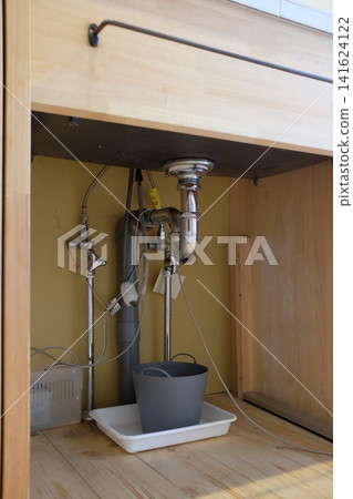 Kitchen faucet replacement (due to a leak) Kitchen faucet replacement (due to a leak) 141624122
