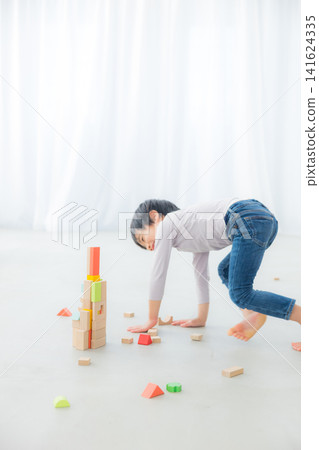 Boy playing with building blocks Boy playing with building blocks 141624335