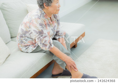 有健康問題的老人 有健康問題的老人 141624368