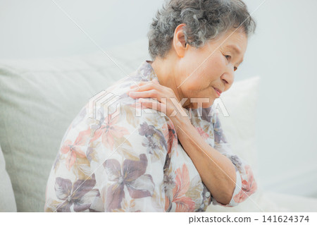 有健康問題的老人 有健康問題的老人 141624374
