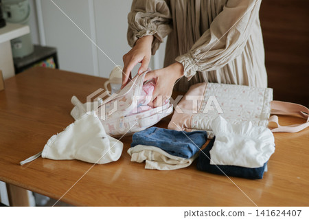 一位母親在準備孩子去幼稚園或外出時，雙手的表情。 141624407