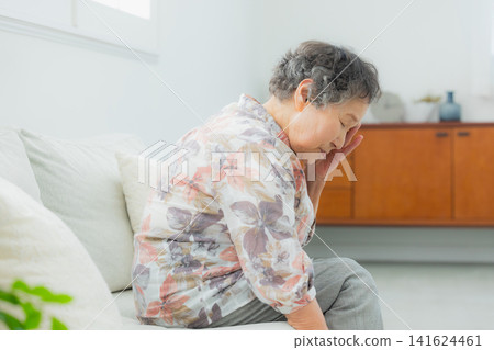 有健康問題的老人 有健康問題的老人 141624461