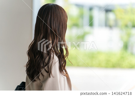 Young Asian businesswoman walking in an office area in the city Young Asian businesswoman walking in an office area in the city 141624718