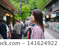 當一位女士漫步在東京一處復古旅遊景點（深大寺附近的一條公共道路）時，側臉特寫。 141624922