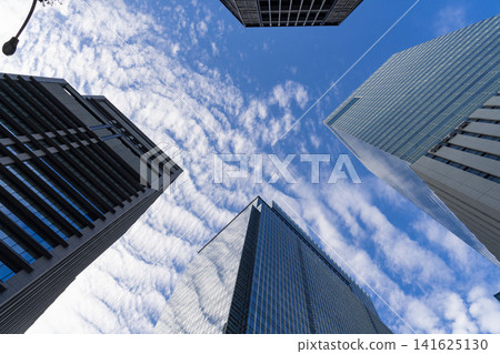 從大手町商業區的建築群間眺望,美麗的秋日天空和雲彩盡收眼底。 從大手町商業區的建築群間眺望,美麗的秋日天空和雲彩盡收眼底。 141625130
