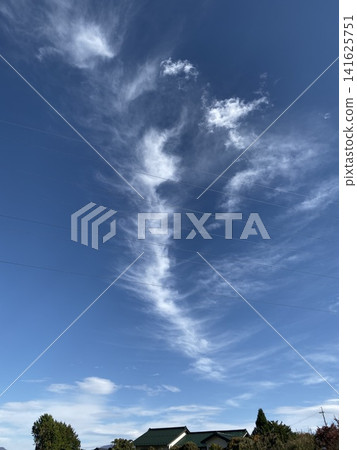 The sky of Shinshu: Delicate cirrus clouds rising into the sky like dragon-shaped clouds against a clear blue sky. The sky of Shinshu: Delicate cirrus clouds rising into the sky like dragon-shaped clouds against a clear blue sky. 141625751