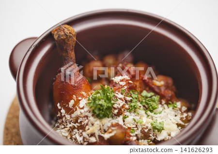 卡蘇萊砂鍋:帶骨香腸和豆子的燉菜 卡蘇萊砂鍋:帶骨香腸和豆子的燉菜 141626293