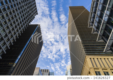 一座時尚的建築聳立在東京中央商務區 (CBD) 之上 一座時尚的建築聳立在東京中央商務區 (CBD) 之上 141626327