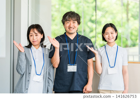 Male and female medical staff at hospitals and medical facilities (here, information, introduction, recommendation) Male and female medical staff at hospitals and medical facilities (here, information, introduction, recommendation) 141626753