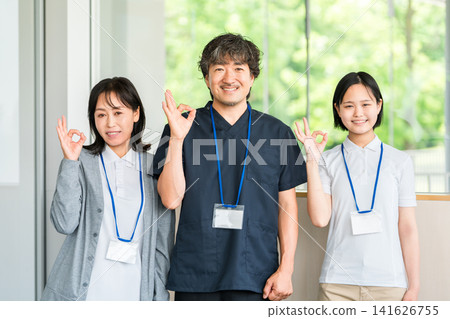 醫院和醫療機構的男女醫務人員(好的,不錯,很好) 醫院和醫療機構的男女醫務人員(好的,不錯,很好) 141626755