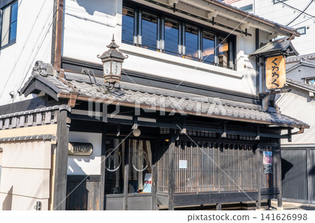 Kurochiku Tenshokan Main Store, Shinmachi Street, Kyoto: A shop in a traditional Kyoto townhouse that sells Japanese goods and bags that convey Kyoto culture. Kurochiku Tenshokan Main Store, Shinmachi Street, Kyoto: A shop in a traditional Kyoto townhouse that sells Japanese goods and bags that convey Kyoto culture. 141626998