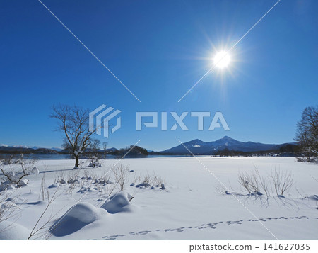 冬日的榊磐台,日原湖。半冰封的、閃閃發光的白色雪原,遠處巍峨的磐台山,以及湛藍天空中燦爛的陽光,構成了一幅引人注目、美不勝收的景象。 冬日的榊磐台,日原湖。半冰封的、閃閃發光的白色雪原,遠處巍峨的磐台山,以及湛藍天空中燦爛的陽光,構成了一幅引人注目、美不勝收的景象。 141627035