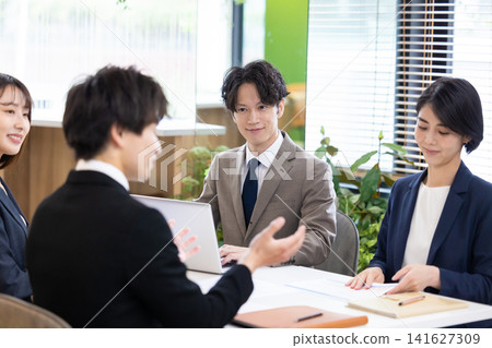 Men and women playing business meetings Men and women playing business meetings 141627309