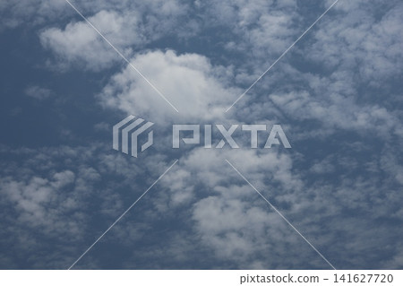 白雲漂浮在藍天上的天空景觀 141627720