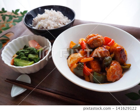 A sweet and sour pork set meal with a sizzling sound A sweet and sour pork set meal with a sizzling sound 141629122