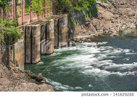 天瀨大壩正下方的遺址:原宇治川電氣靜川發電廠遺址,京都府宇治市 天瀨大壩正下方的遺址:原宇治川電氣靜川發電廠遺址,京都府宇治市 141629288