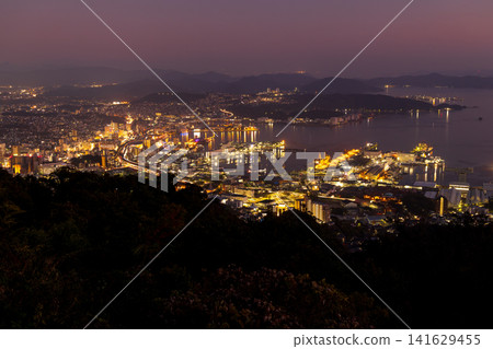 從長崎縣佐世保市弓張岳展望台可以欣賞到佐世保市和佐世保灣的壯麗夜景。 141629455