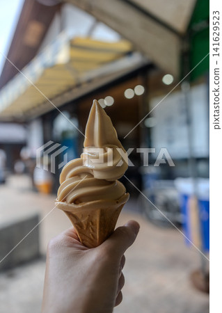 拿著軟冰淇淋 拿著軟冰淇淋 141629523