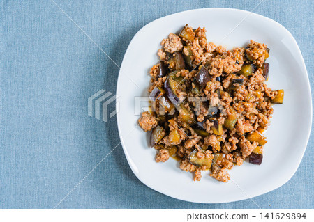 茄子肉末炒肉味噌醬-一道甜鹹可口的家常菜。 茄子肉末炒肉味噌醬-一道甜鹹可口的家常菜。 141629894