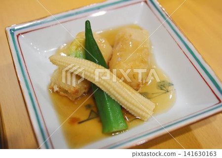 日式醬汁炸豆腐配嫩玉米和秋葵。 141630163