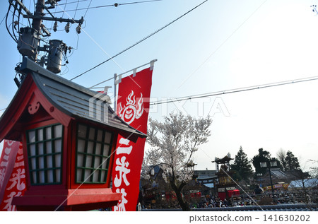 愛知縣犬山市:犬山祭和盛開的櫻花;廣場上聚集著花車;供奉著機械人偶;透過紅燈籠看到的景色。 愛知縣犬山市:犬山祭和盛開的櫻花;廣場上聚集著花車;供奉著機械人偶;透過紅燈籠看到的景色。 141630202