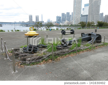 工業遺產紀念碑(錨、砝碼、輪子、繫泊柱)位於江東區豐洲公園的花卉紀念碑廣場。 工業遺產紀念碑(錨、砝碼、輪子、繫泊柱)位於江東區豐洲公園的花卉紀念碑廣場。 141630402