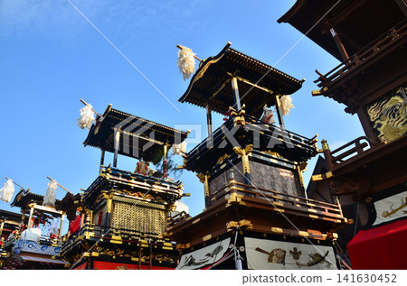 日本愛知縣犬山市:春光明媚,藍天白雲,犬山祭熱鬧非凡。花車聚集在犬山城廣場前,人們獻上機械人偶作為祭品。 日本愛知縣犬山市:春光明媚,藍天白雲,犬山祭熱鬧非凡。花車聚集在犬山城廣場前,人們獻上機械人偶作為祭品。 141630452