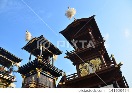 日本愛知縣犬山市:春光明媚,藍天白雲,犬山祭熱鬧非凡。花車聚集在犬山城廣場前,人們獻上機械人偶作為祭品。 日本愛知縣犬山市:春光明媚,藍天白雲,犬山祭熱鬧非凡。花車聚集在犬山城廣場前,人們獻上機械人偶作為祭品。 141630454