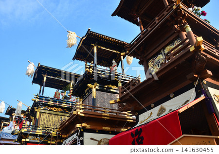 日本愛知縣犬山市:春光明媚,藍天白雲,犬山祭熱鬧非凡。花車聚集在犬山城廣場前,人們獻上機械人偶作為祭品。 日本愛知縣犬山市:春光明媚,藍天白雲,犬山祭熱鬧非凡。花車聚集在犬山城廣場前,人們獻上機械人偶作為祭品。 141630455