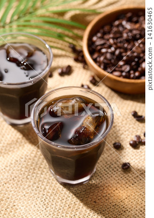 冰咖啡倒入玻璃杯 冰咖啡倒入玻璃杯 141630465