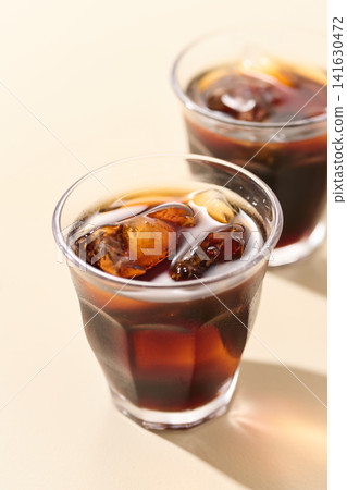 冰咖啡倒入玻璃杯 冰咖啡倒入玻璃杯 141630472