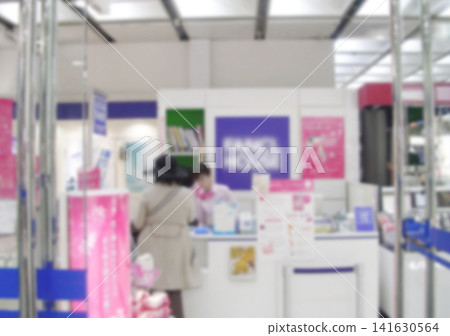 化妝品櫃檯、購物櫃檯、化妝品區 化妝品櫃檯、購物櫃檯、化妝品區 141630564