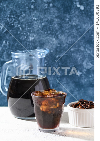 冰咖啡倒入玻璃杯 冰咖啡倒入玻璃杯 141630893