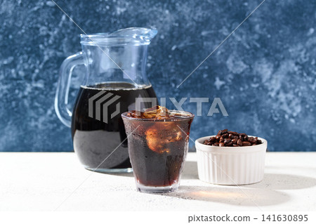 冰咖啡倒入玻璃杯 冰咖啡倒入玻璃杯 141630895
