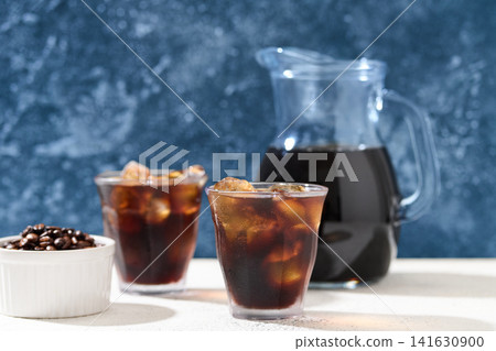 冰咖啡倒入玻璃杯 冰咖啡倒入玻璃杯 141630900