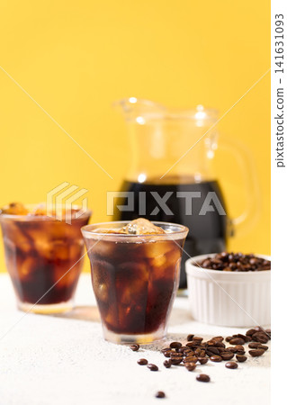 冰咖啡倒入玻璃杯 冰咖啡倒入玻璃杯 141631093