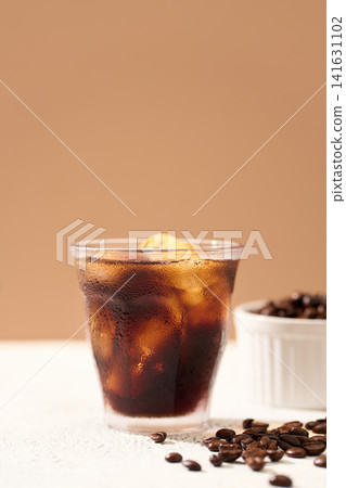 冰咖啡倒入玻璃杯 141631102