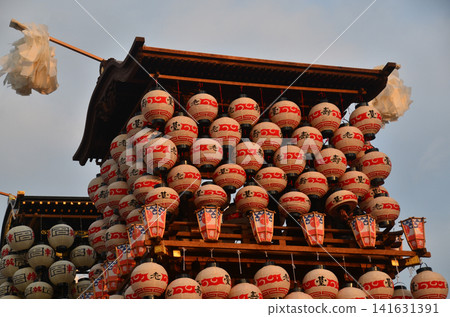愛知縣犬山市：春季的犬山祭，花車聚集在廣場上，夜幕降臨，燈籠遊行隊伍出發，夕陽灑滿燈籠。 141631391