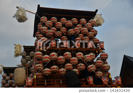 愛知縣犬山市:春天的犬山祭,花車聚集在廣場上;男人們正在掛上許多燈籠,準備晚上的燈籠遊行。 愛知縣犬山市:春天的犬山祭,花車聚集在廣場上;男人們正在掛上許多燈籠,準備晚上的燈籠遊行。 141631430
