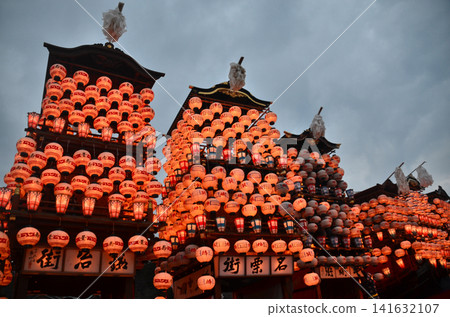 Inuyama City, Aichi Prefecture: The Inuyama Festival in spring, with floats gathered in the square, and the scene of them departing for the nighttime lantern procession, with beautiful lanterns lit up. Inuyama City, Aichi Prefecture: The Inuyama Festival in spring, with floats gathered in the square, and the scene of them departing for the nighttime lantern procession, with beautiful lanterns lit up. 141632107