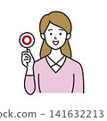 一位面帶笑容的年輕女子，手持圓盤，示意正確答案。 141632213