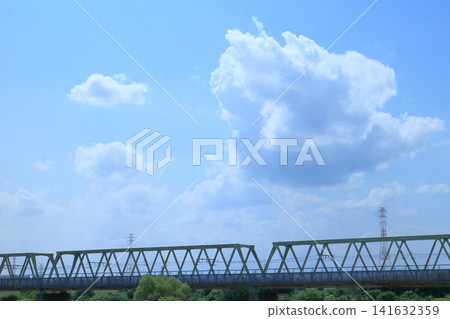 夏日的天空下,一座鐵路橋,藍天白雲。 夏日的天空下,一座鐵路橋,藍天白雲。 141632359
