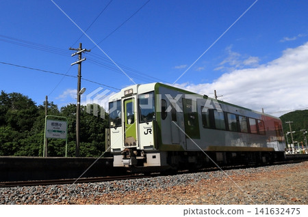 藍天之下,KiHa 100系列列車行駛在本地線路上。 藍天之下,KiHa 100系列列車行駛在本地線路上。 141632475